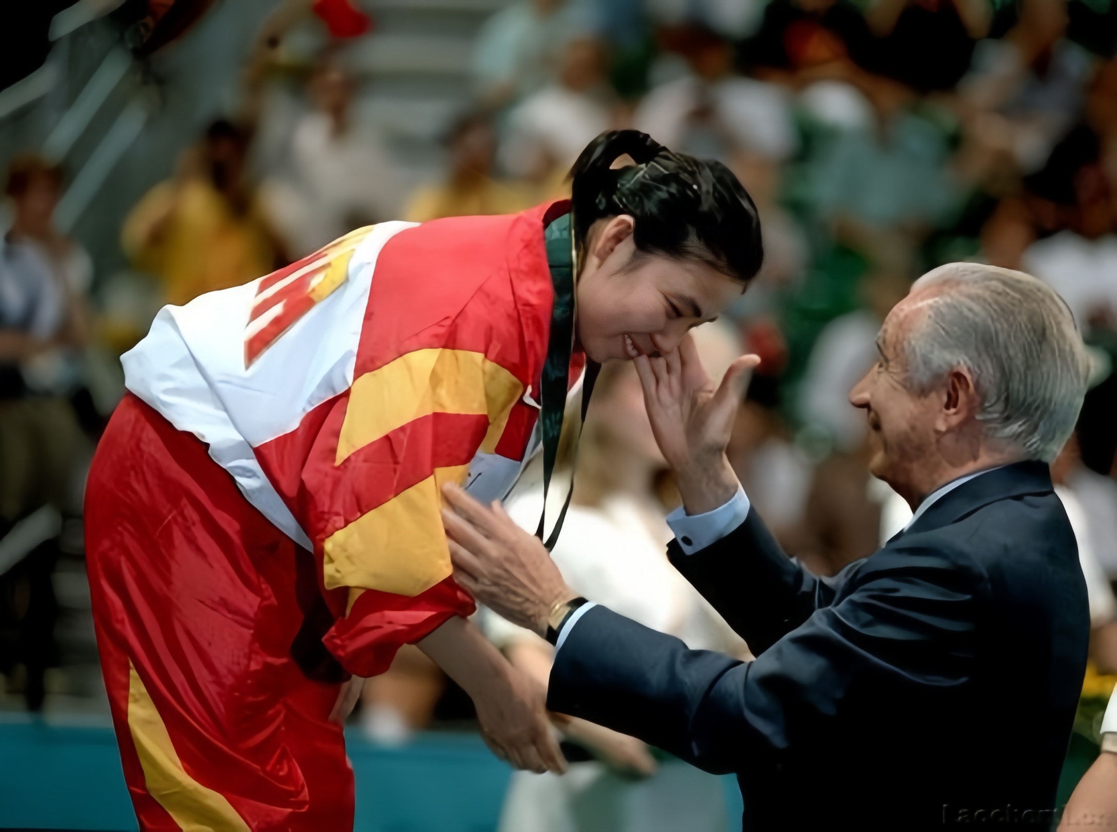 乒乓球  跨项目同框，两代冠军的温柔交汇。一代乒坛传奇为任子威、杨倩颁奖，把荣誉