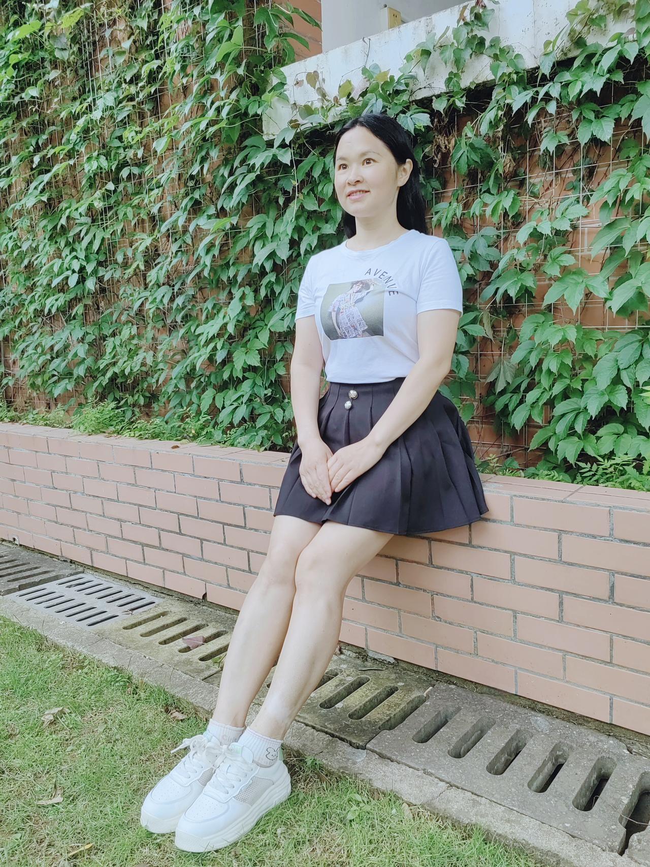 陪女儿毕业，也和校园合个影，装个嫩[笑]
