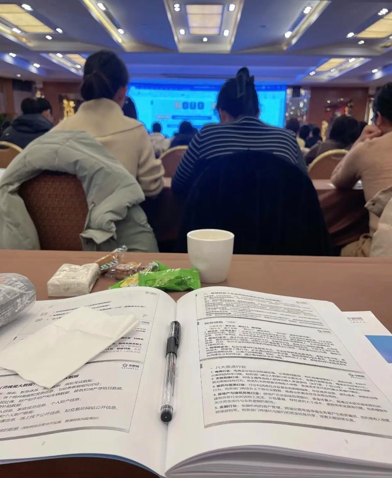 在体制内多年，发现一个“可怕“现象。
会议的本质就是一个培养服从性的载体，
不是