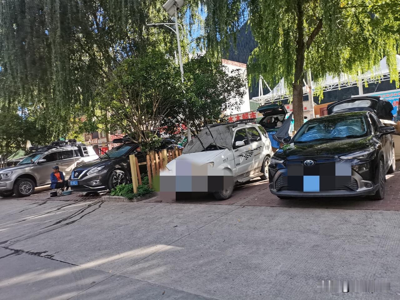西藏自驾游途径波密分享一个不错营地，有热水、洗衣池、卫生间干净，还有晾衣杆。对面