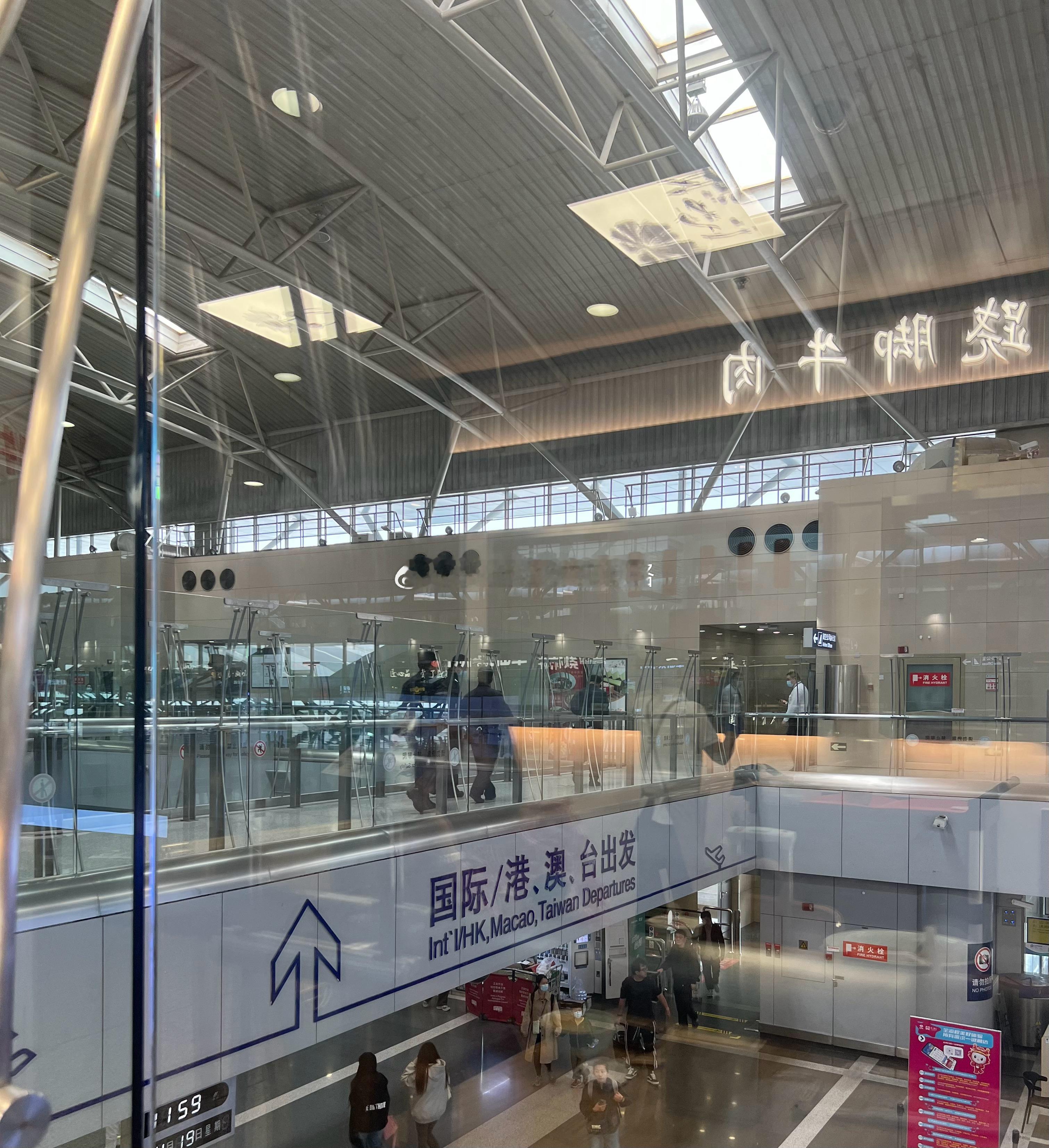 图中的一位保安大哥吼着大嗓门说：以色列轰炸伊朗，把我的股票XXXX炸下去了…应该