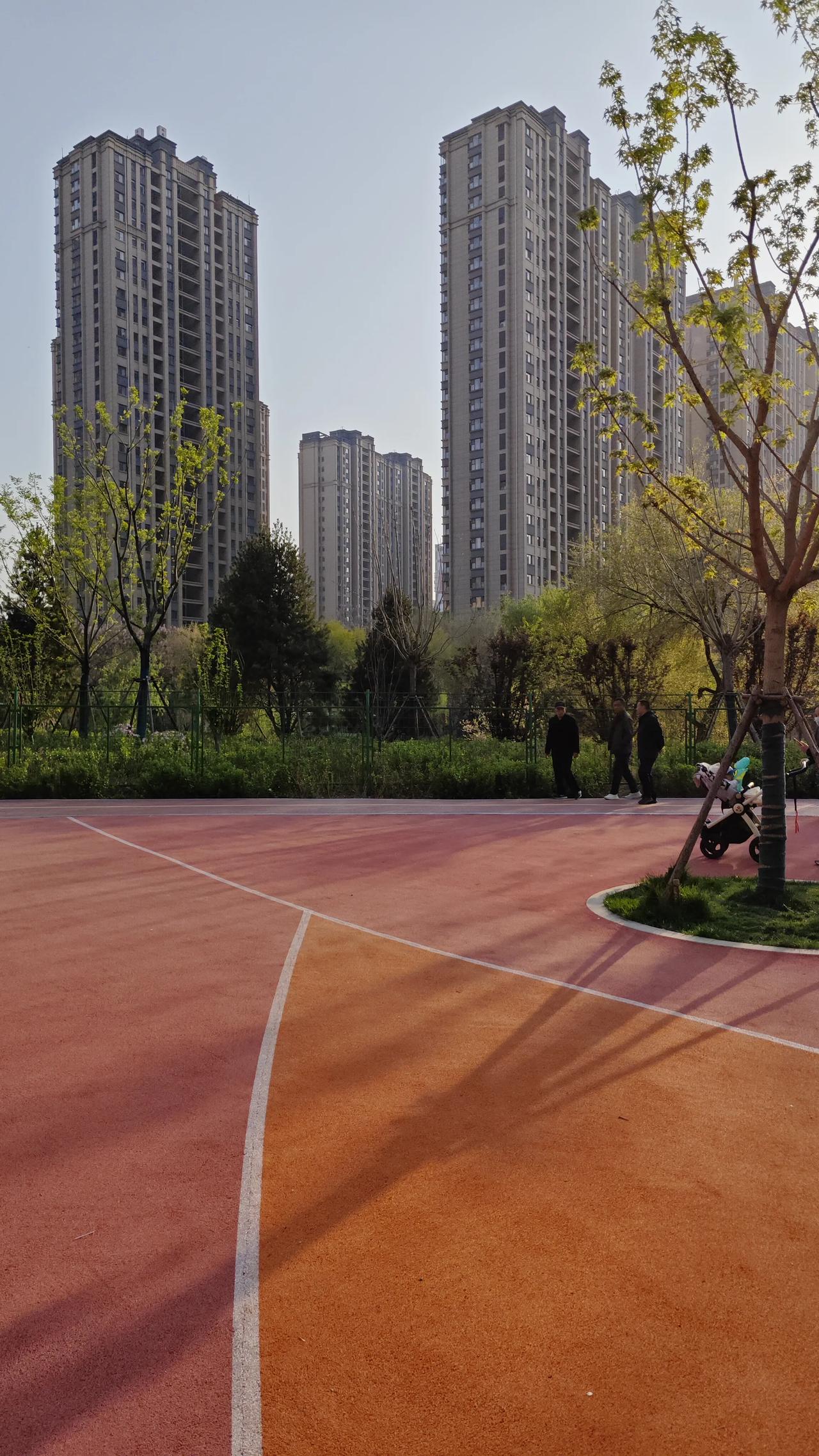 作家余华说过一段很扎心的话：
“永远不要上赶着任何人，人近则贱。对儿女太操心了，