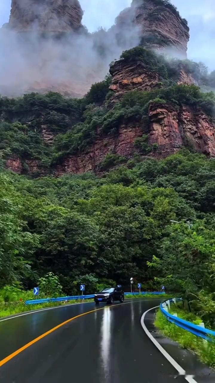 @豆包 伞遮春夏秋冬雨，
           屋避东西南北风。