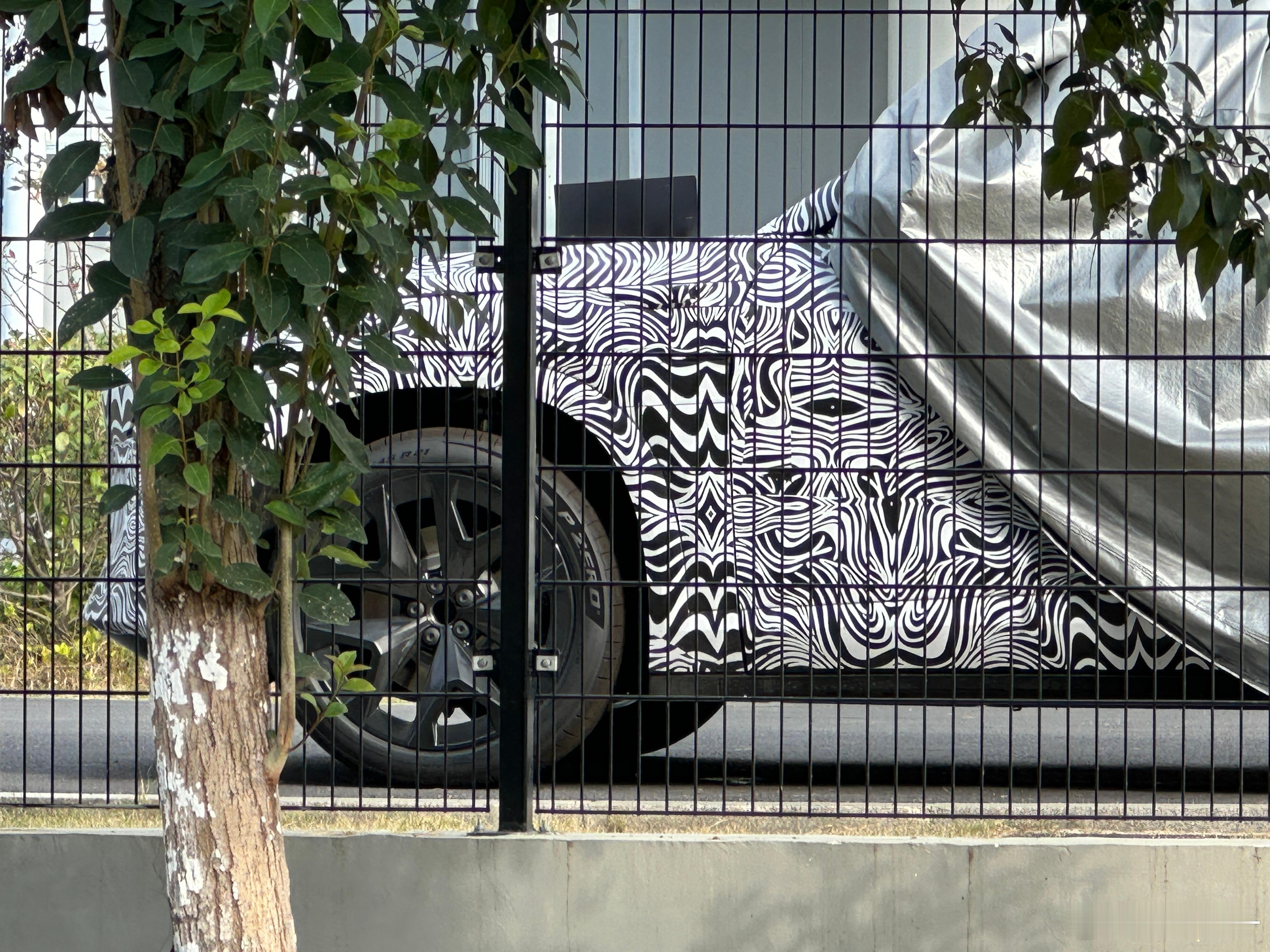 路过安徽大众工厂，停车场好多拆散的小鹏G9试验车 ​​​