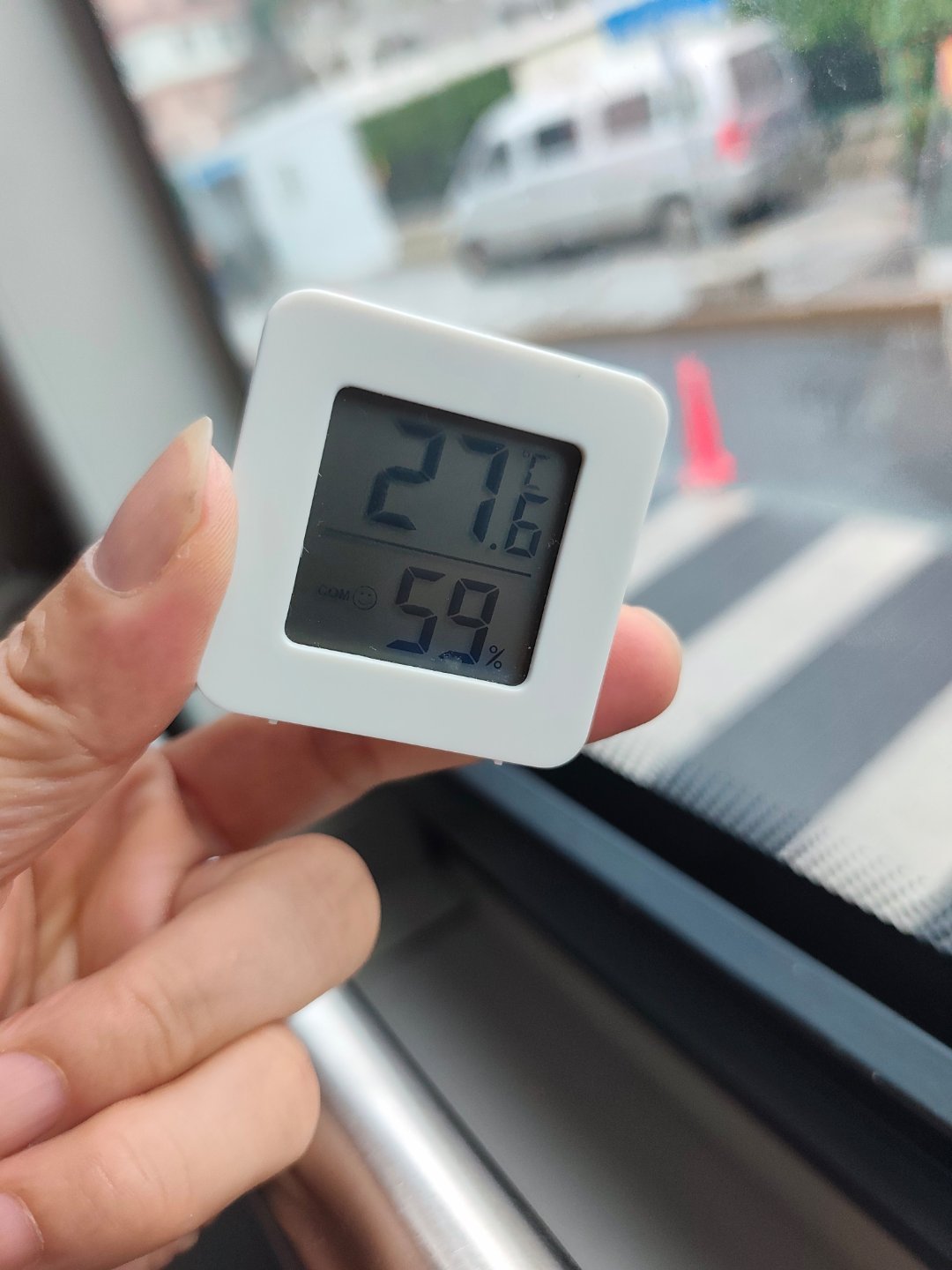 【广东高温】早高峰8点半，广州市越秀区公交车内，气温27.6度，湿度59%，比较