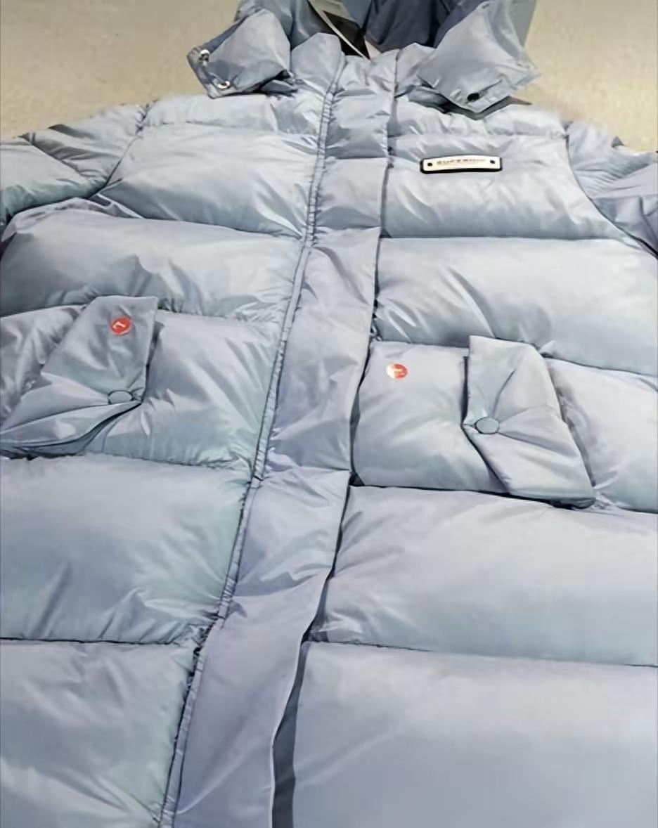 这张遗落在口袋里的机票，就像一个沉默的证人，把真相讽刺的露出来，更像一枚被意外引