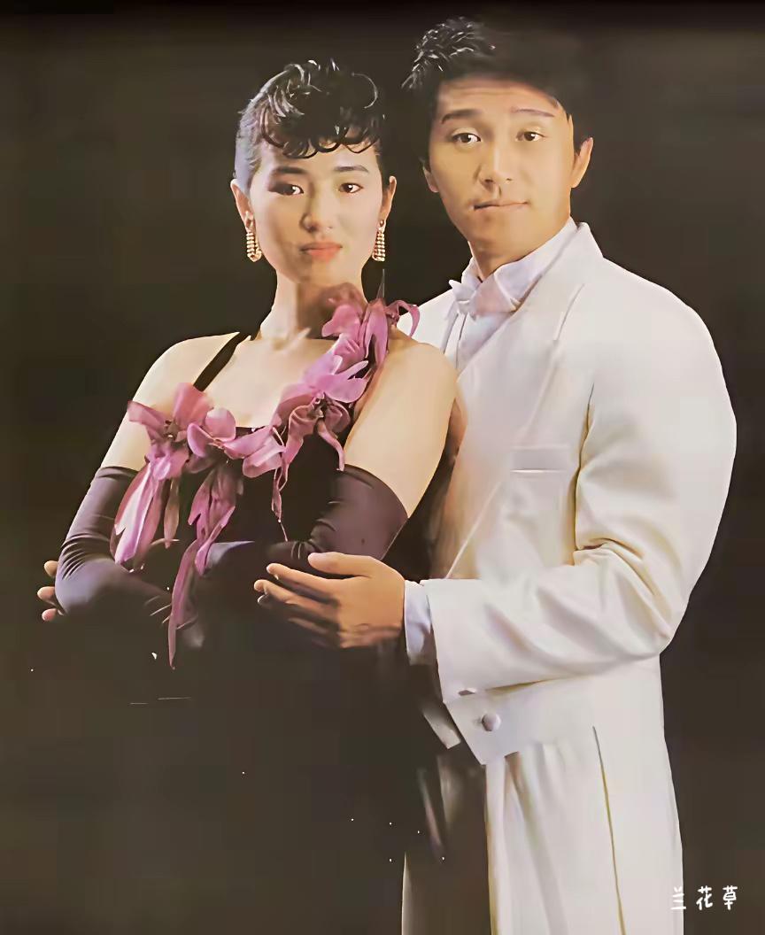 原来他们也有合作。第一次看这张照片，挺新奇的。
巩俐、周星驰吧！看情形，貌似舞台