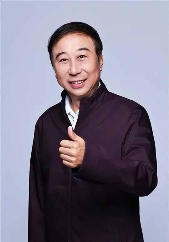 冯巩41岁的儿子冯开诚，一直到现在啊，都不结婚。听说呀，40多岁了也没有孩子，引