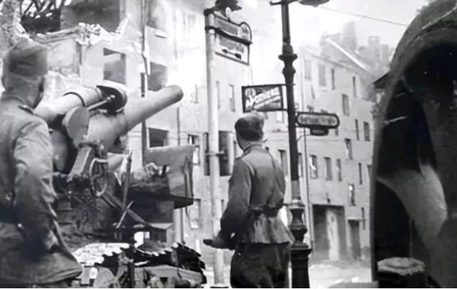 1945年，苏联红军进入德国本土后，压抑已久的苏联士兵军纪全面失控，他们开始大规