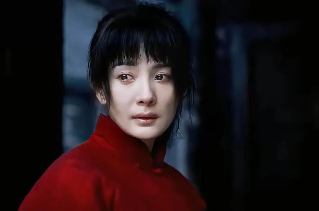 追剧《生万物》 我为杨幂打抱不平！有不少网友黑杨幂的妆容和演技，说杨幂饰演的绣绣