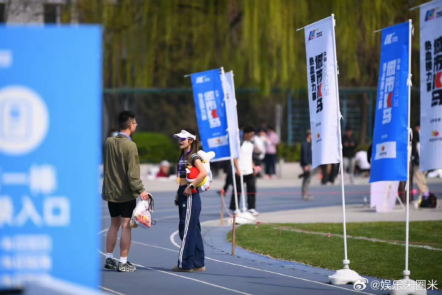 这就是大学生多吃不胖的原因吧 狂炫美食还苗条？因为他们吃完就动！操场散步、宿舍跳