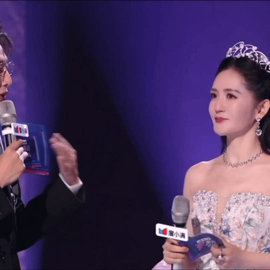 谢娜乘风临场反应谢娜哭不是作秀，是真心疼这些姐姐，但哭完立马干活，该挡的挡该问的