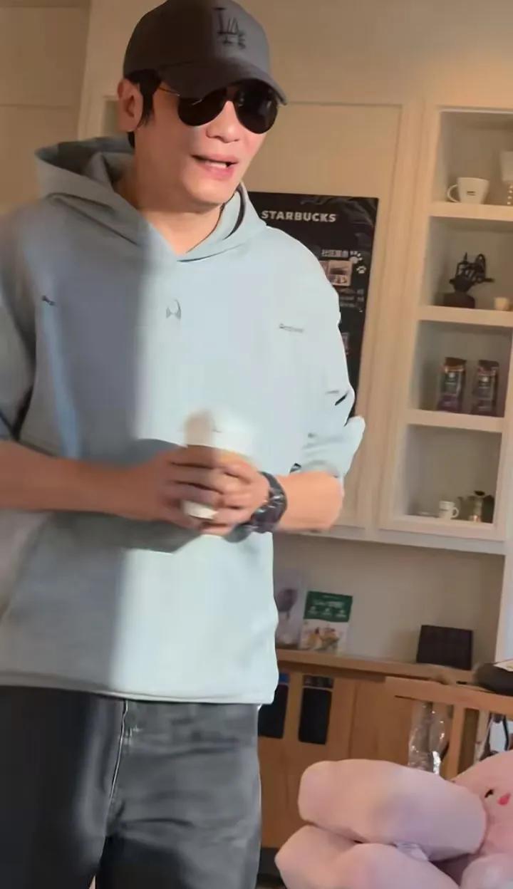 罗嘉良苏岩在北京星巴克被偶遇，夫妻俩定居当地多年，被爆住着5000尺豪宅！
近日