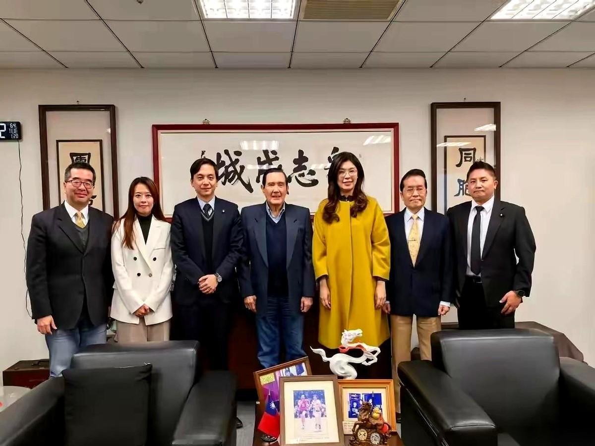 “你到时候去，别穿高跟鞋。”
“还有，毛笔字要练好。”
我跟你讲，当马英九对郑丽