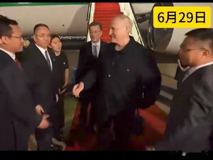 卢卡申科来我国了！
前几天还说卢卡申科离境要长期境外行程，没想到是先去了俄罗斯，