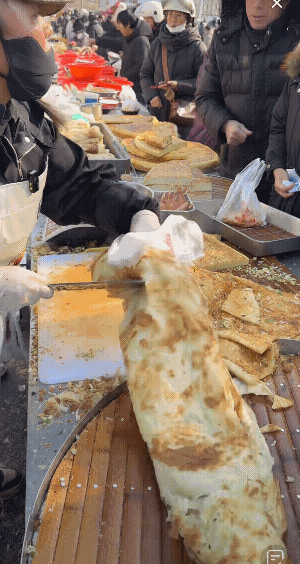 今天偶然间看海阳大集一个卖饼摊位直播，这生意简直不要太好，好几个人做饼都做不及，