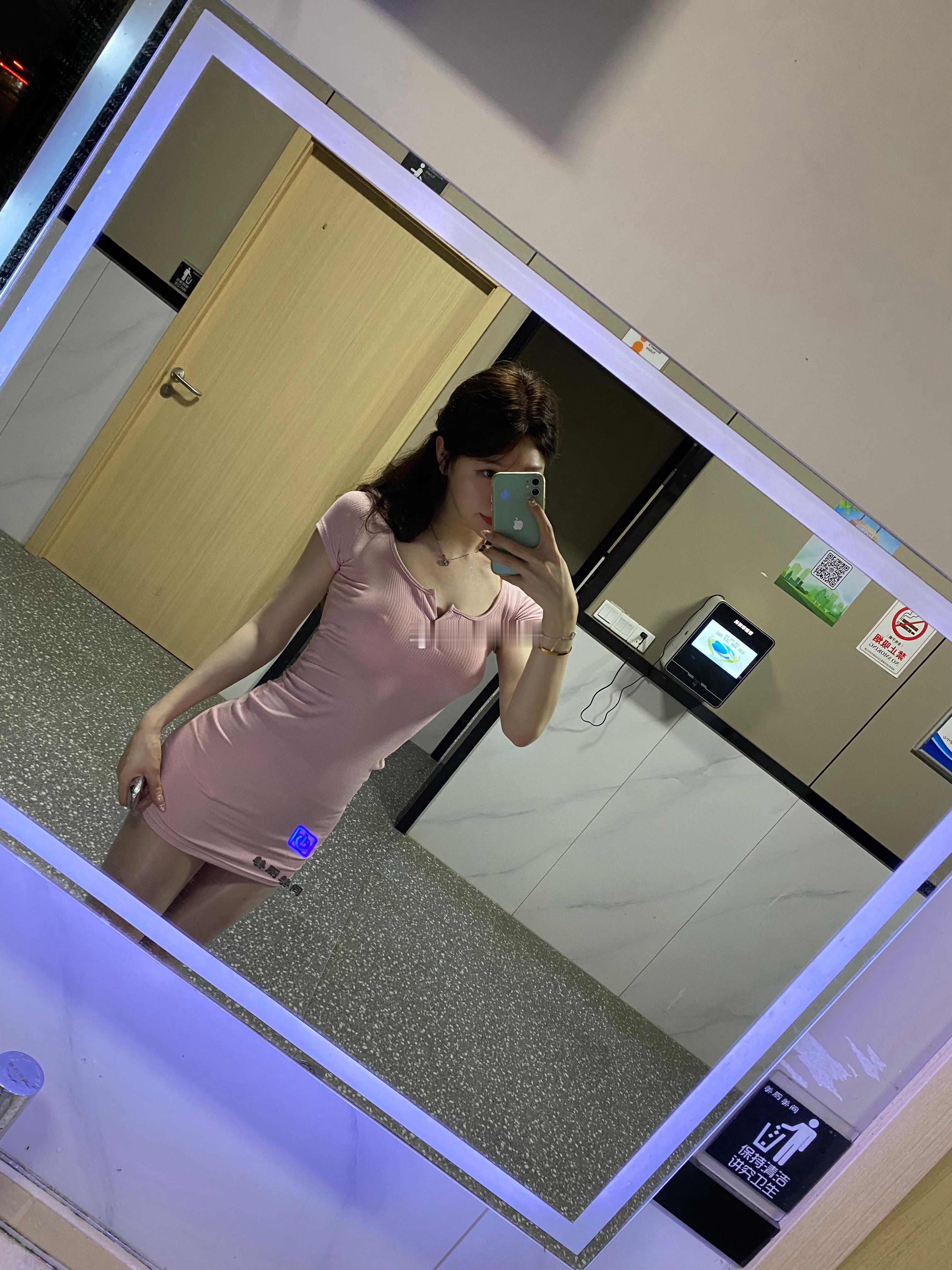 来游泳看到镜子走不动道🧏🏻‍♀️忍不住摆出性感自拍姿势～  ​​​