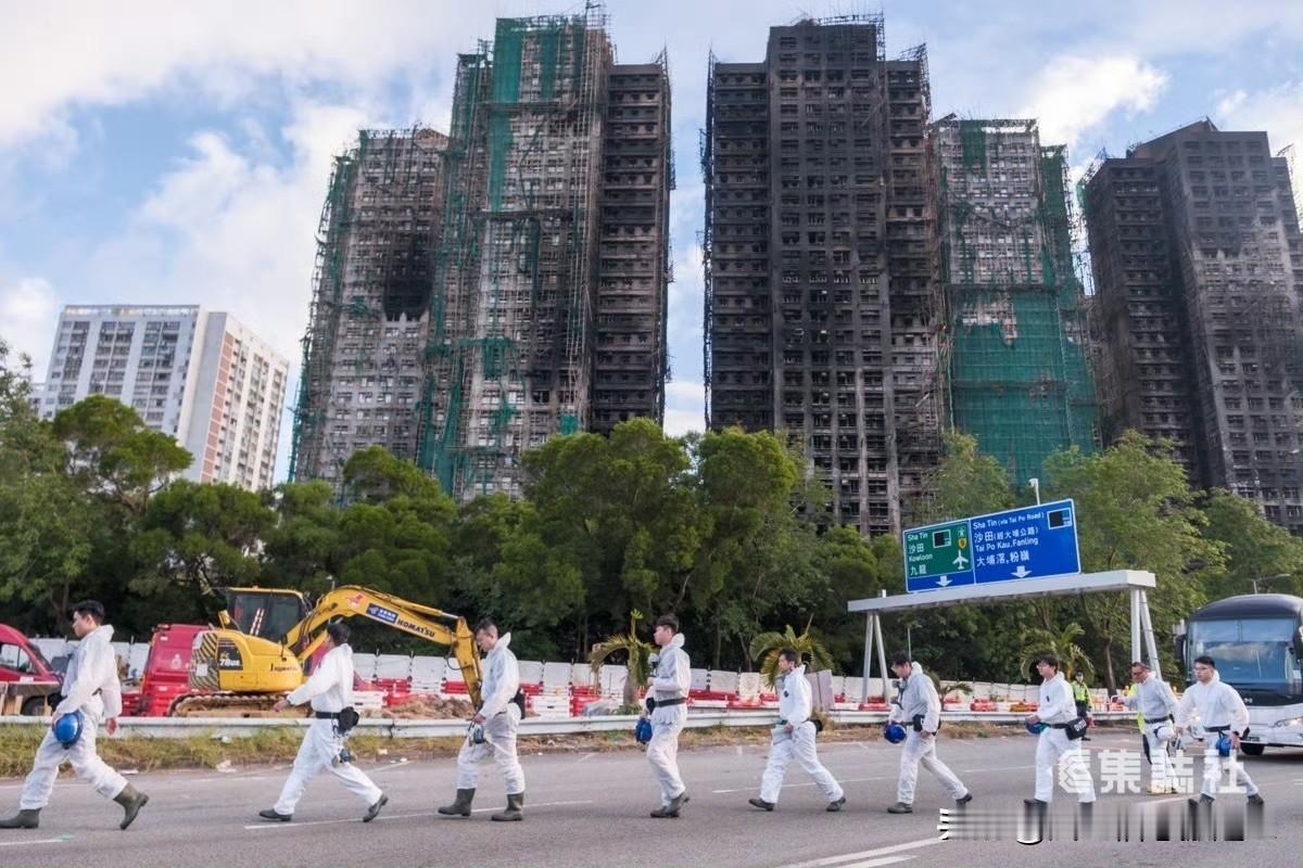 今天上午，身穿白色保护衣的灾难遇害者辨认组到场搜证。

灾难遇害者辨认组是因应1