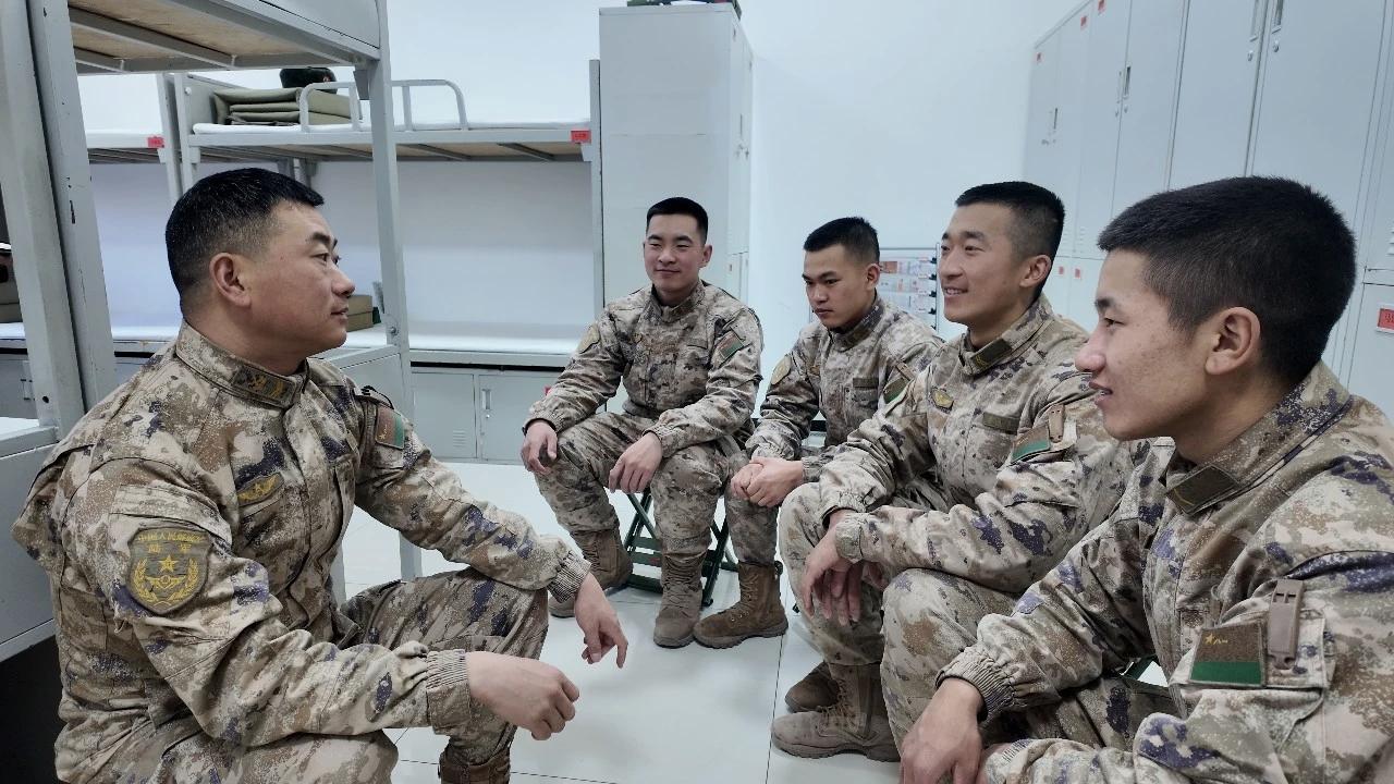 丁渊博，河南登封人，一级上士军衔，现任第76集团军某旅通信技师兼班长。获评优秀士