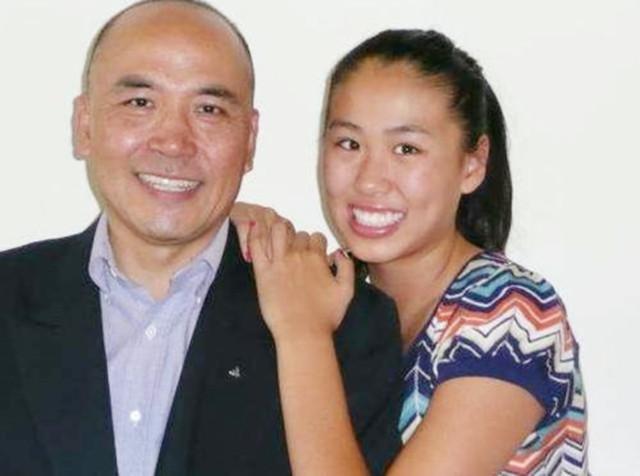 离婚那天，白帆手里牵着一个三岁的小孩。另一只手，签了字。他留在洛杉矶，留了那套房