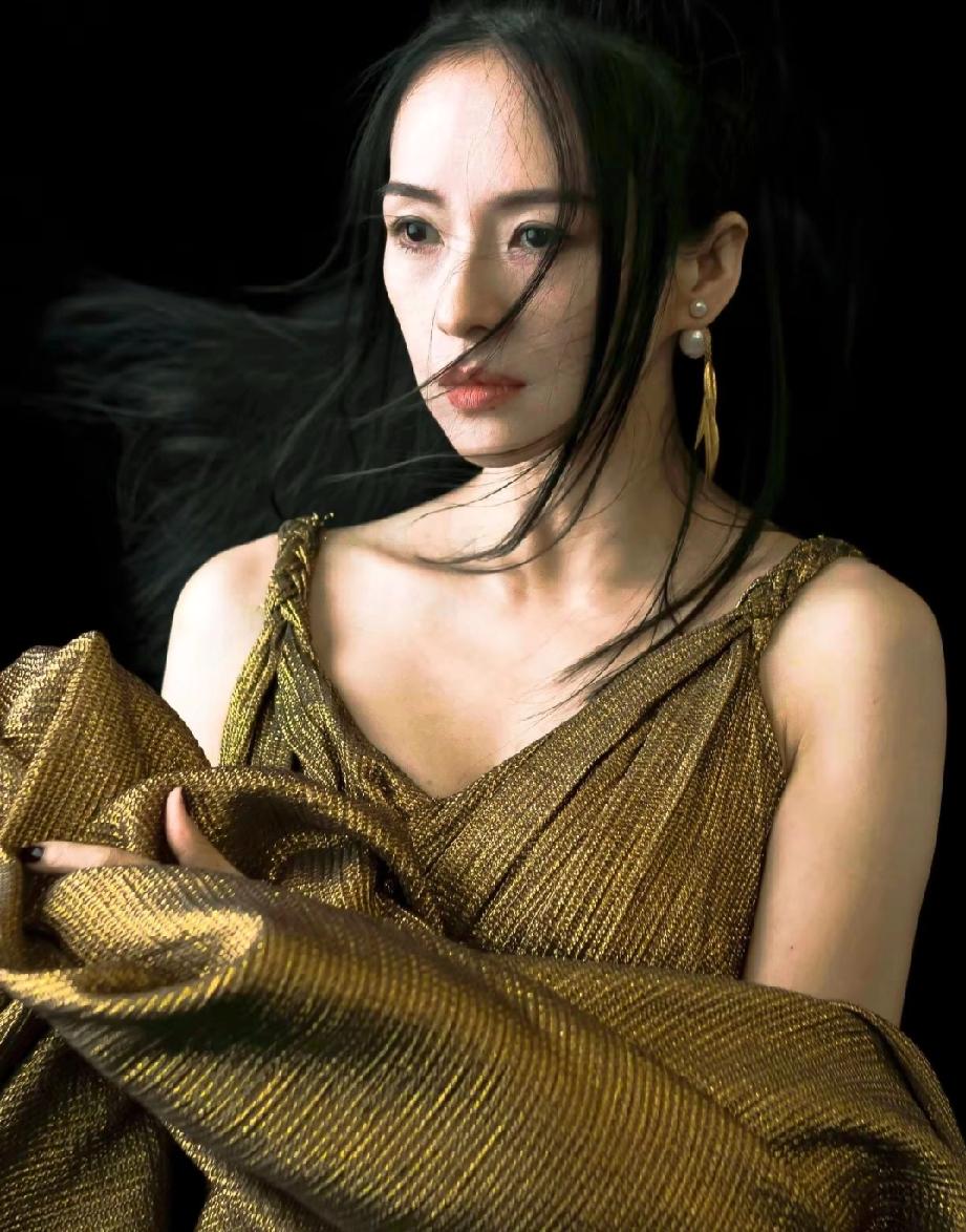 这下。汪峰真的要“高攀不起了”
谁能想到，章子怡和汪峰离婚才两年，两人的发展就天