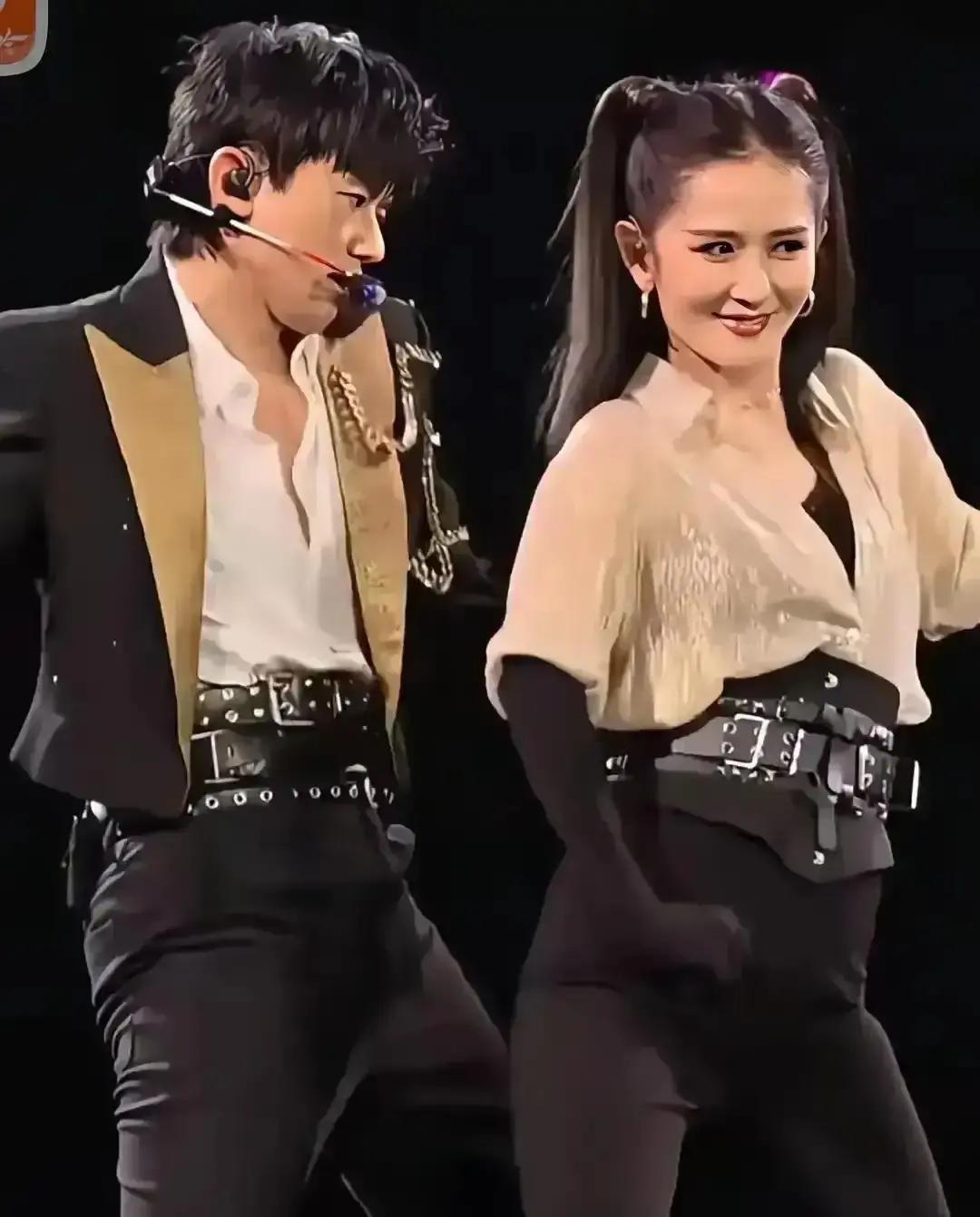 谢娜耳环掉地那刻，全网都在骂她胖
 
镜头里她弯腰捡耳环，腰没直起来就被截成九宫