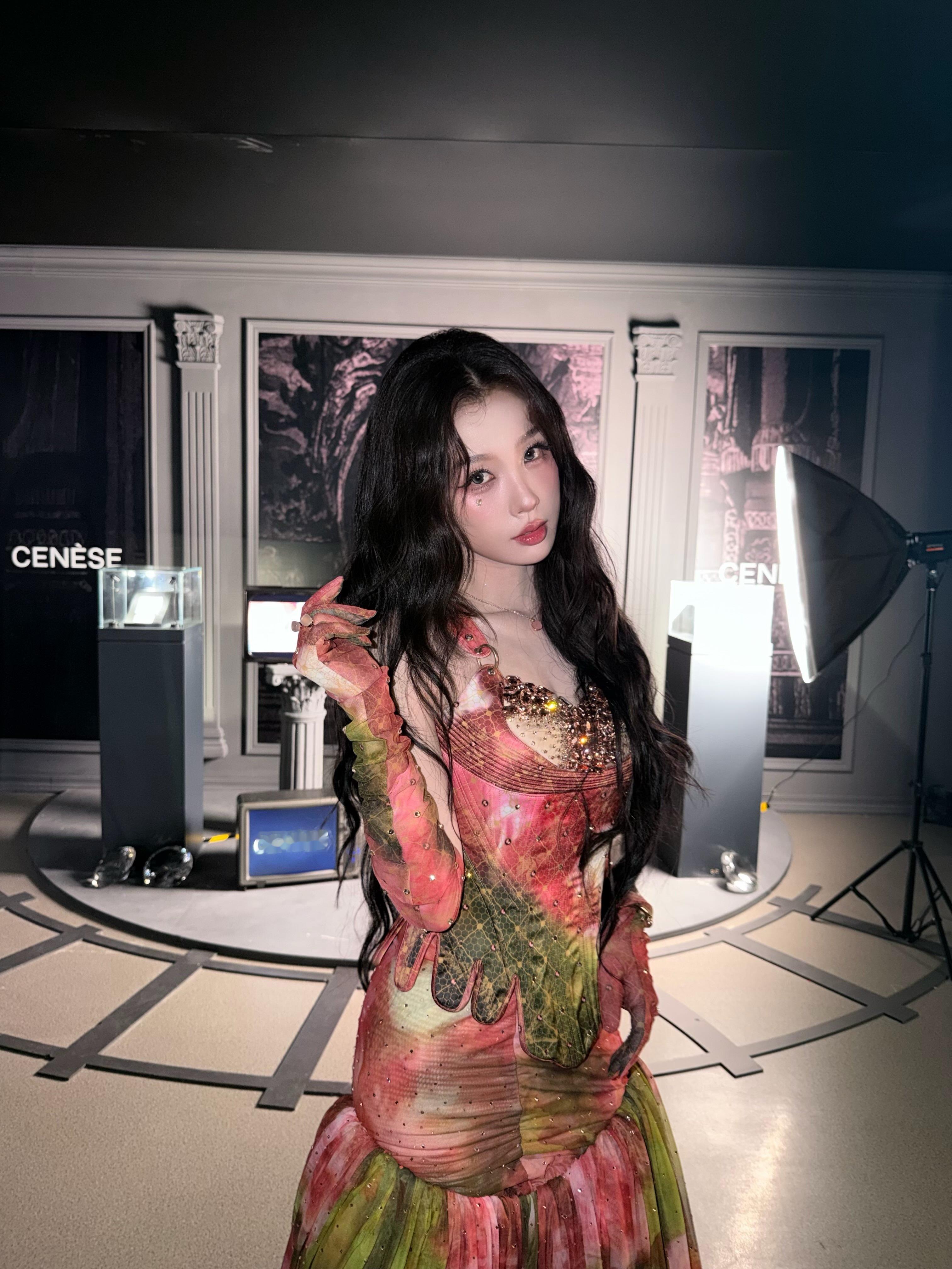 虞书欣 0830ins更新15p新增10p无文案bgm：FALLEN ANGEL