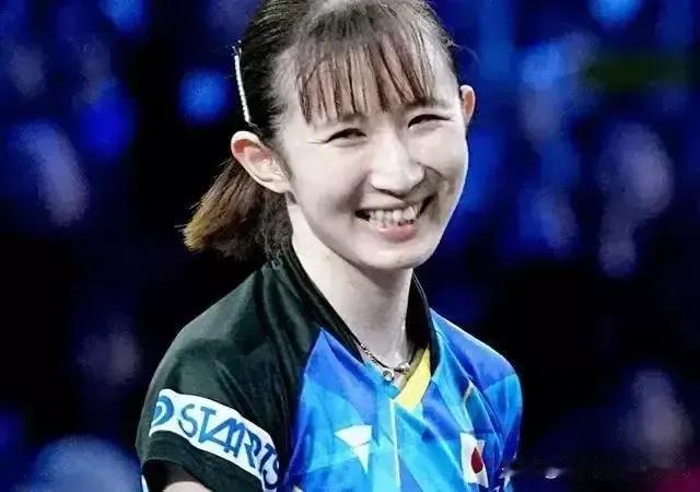 早田希娜解释比赛微笑的真相！
大家好！我是日本乒乓球运动员早田希娜，最近赛事比较