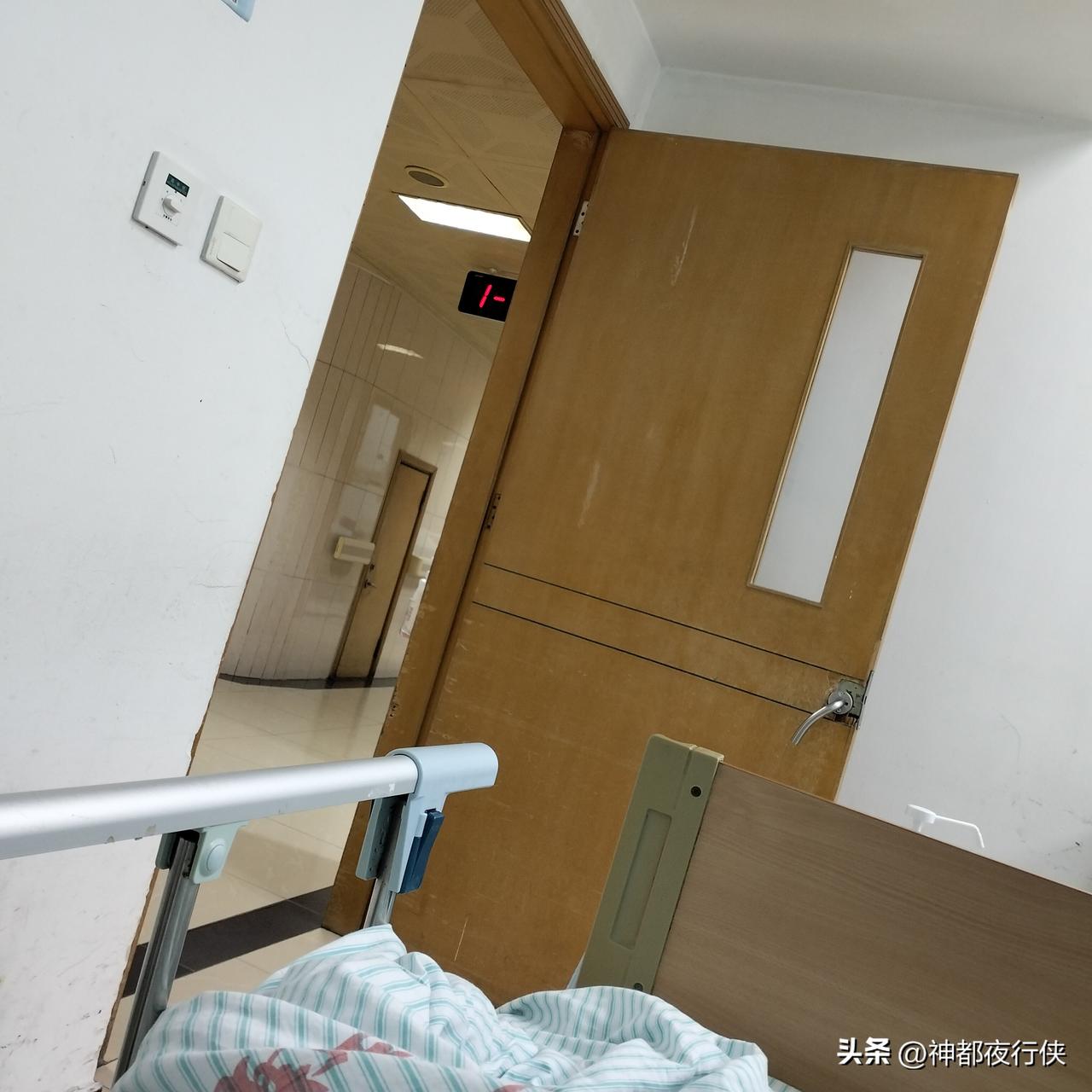 得脑梗第四天。
一张床，反正吃喝拉撒都在上面脑梗后偏瘫 。
只是看电视剧，觉得人