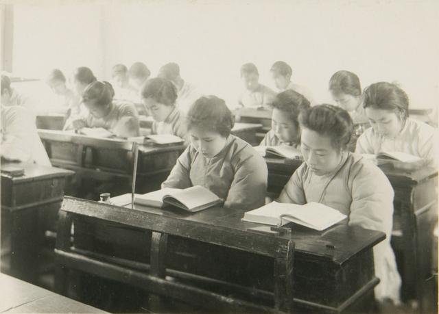 课堂上认真学习的女学生1926年，宁波女子师范学校 ​​​