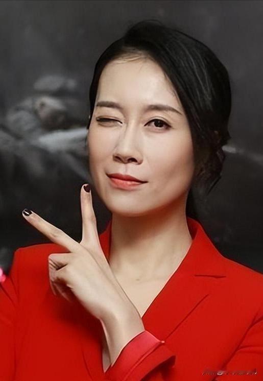 演员温峥嵘说，我干嘛要结婚，嫁给一个人，做什么贤妻良母，我们的文化里，好像都要这