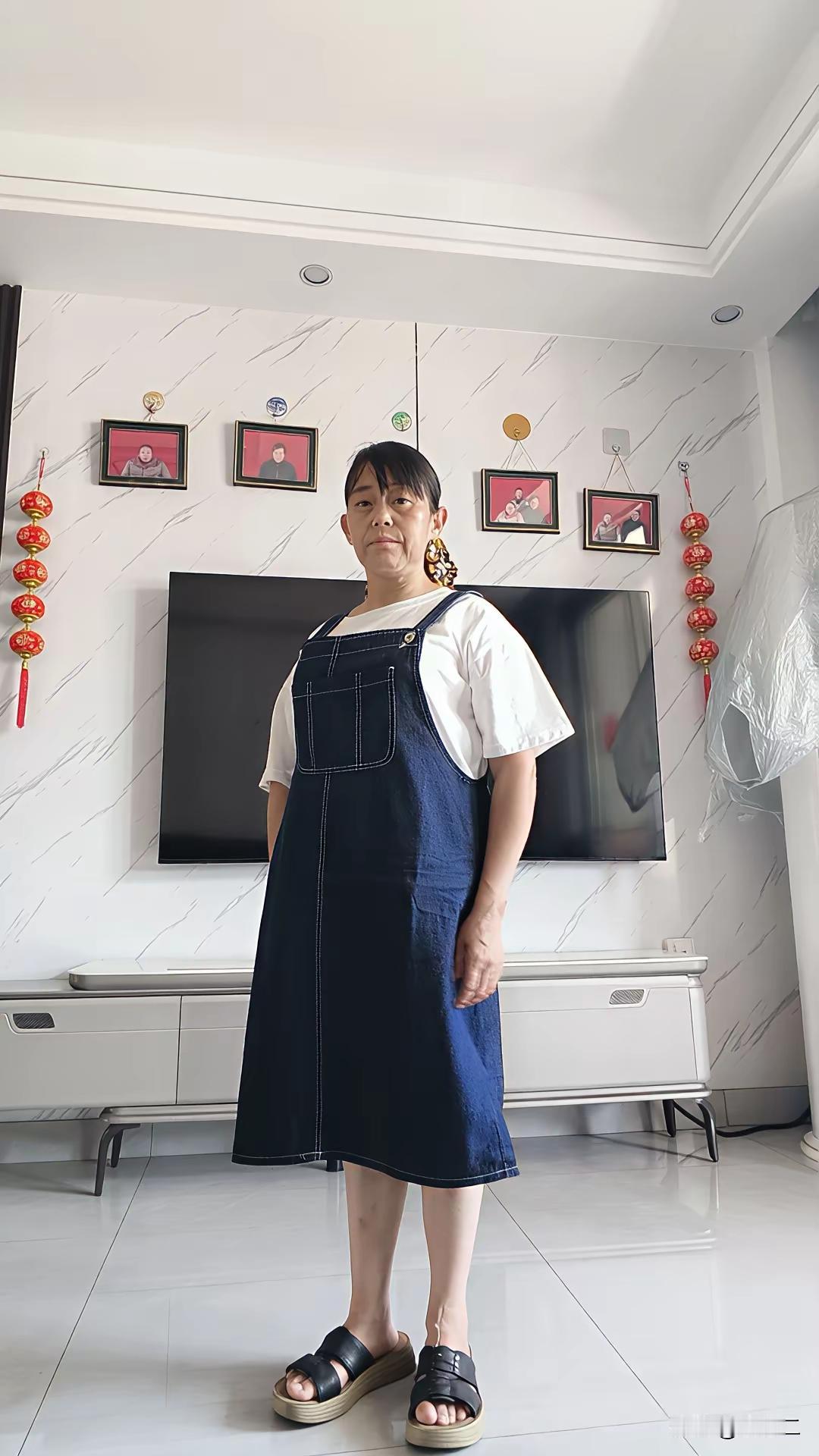 这位自称是42岁的“中年少女”，虽然长得磕碜了一点，也“着急”了一点，但她那份自