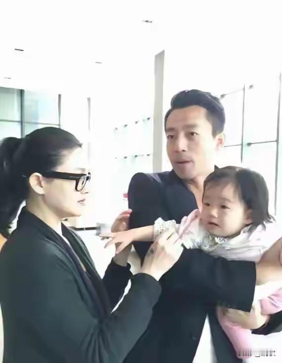 一看这照片就知道大S是真的爱孩子，女儿是她的珍宝，很多人质疑她，孩子的表情是骗不