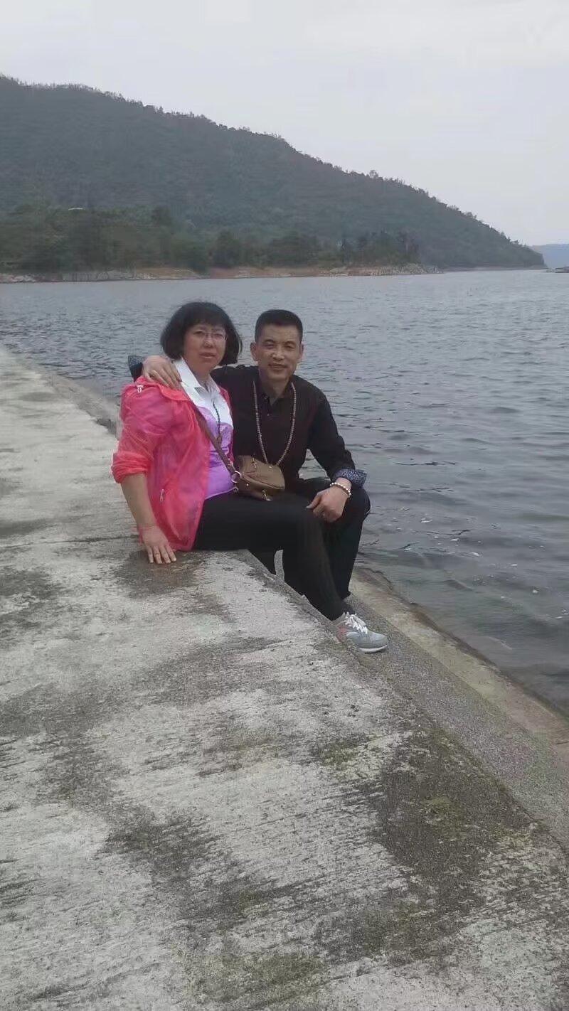 鹧鸪天：闲吟

文/原点

邂逅伊人相见欢，小桥流水梦中天。

芙蓉朵朵听蛙鼓，
