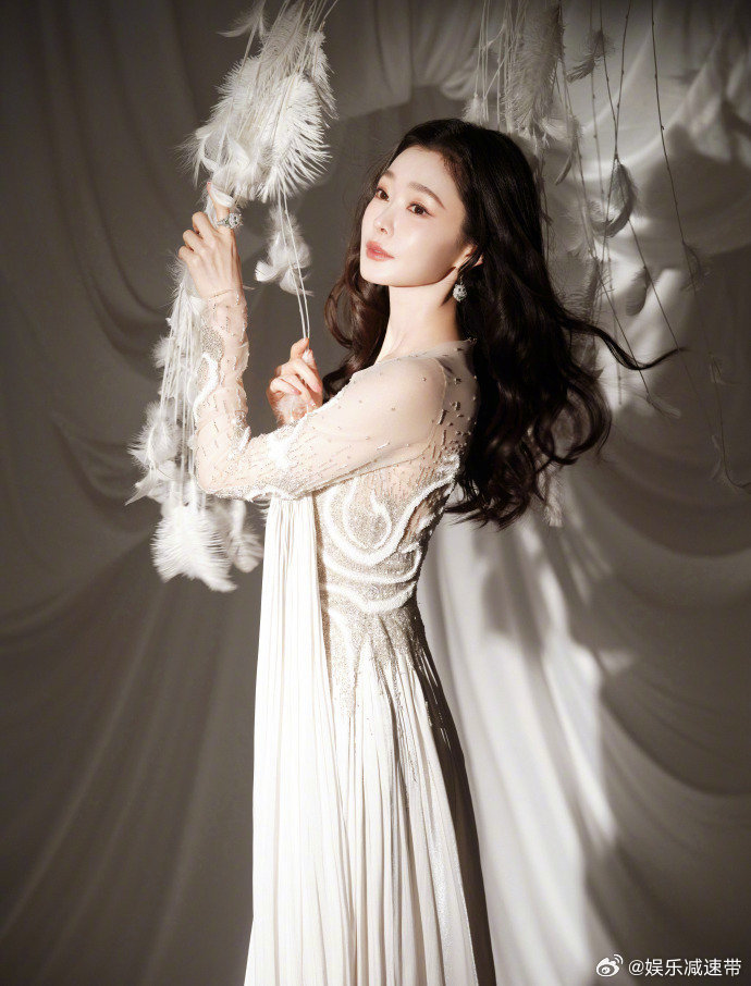 宋轶美成雕塑了 微博之夜宋轶白长裙太绝！骨相精致如雕塑雕刻，清冷气质独特，美到让