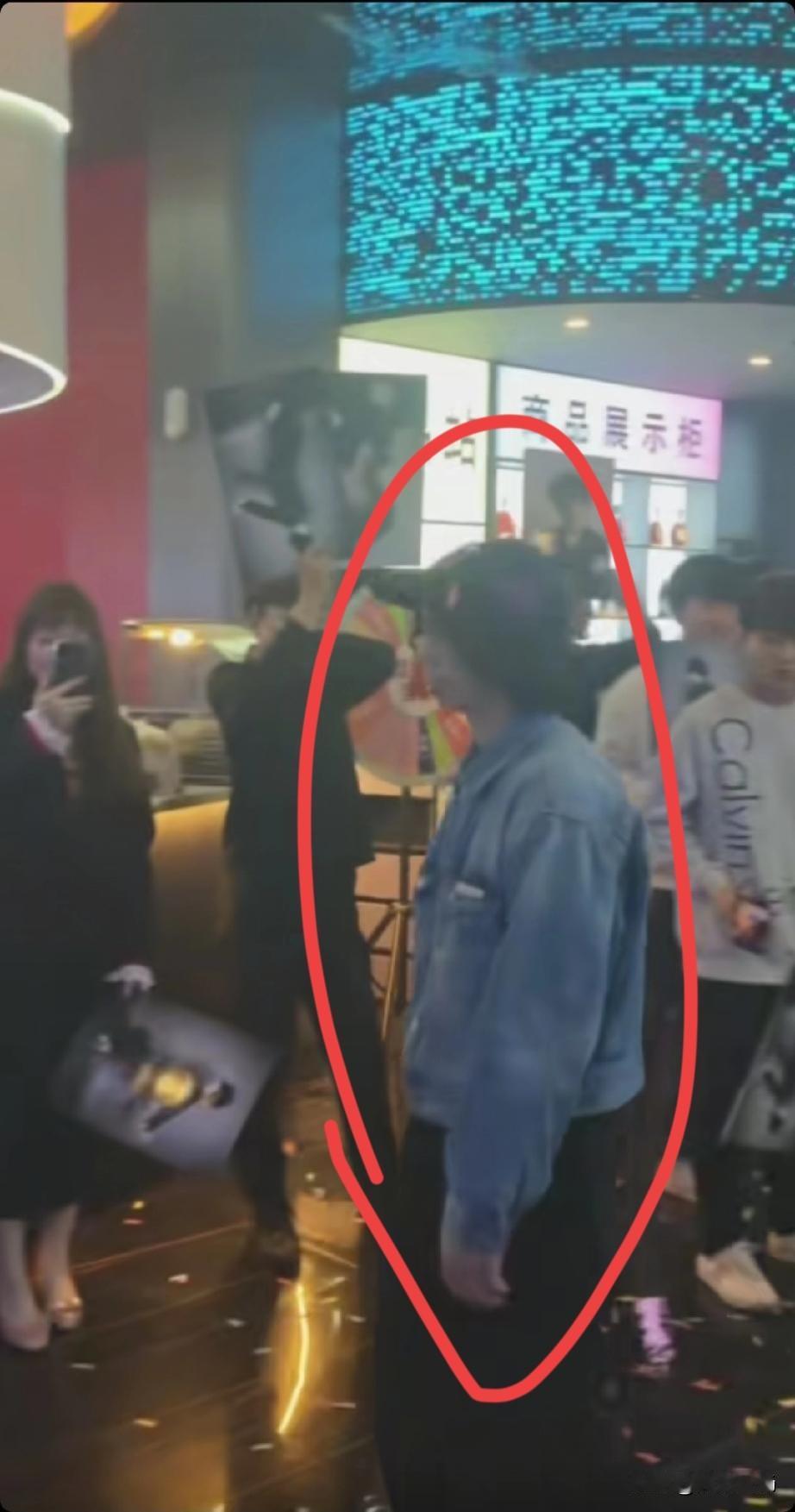 国际巨星庞麦郎回陕西老家了！近日，西安大唐不夜城一家台球厅开业，现场那叫一个隆重