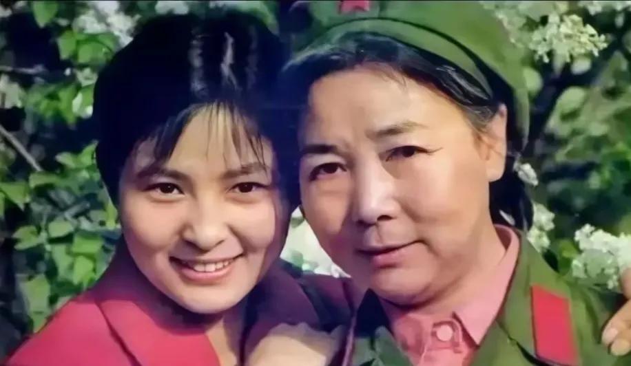 能把这两位演员认出来的，至少70岁了。
右边是老艺术家田华老师，左边这位是谁，她
