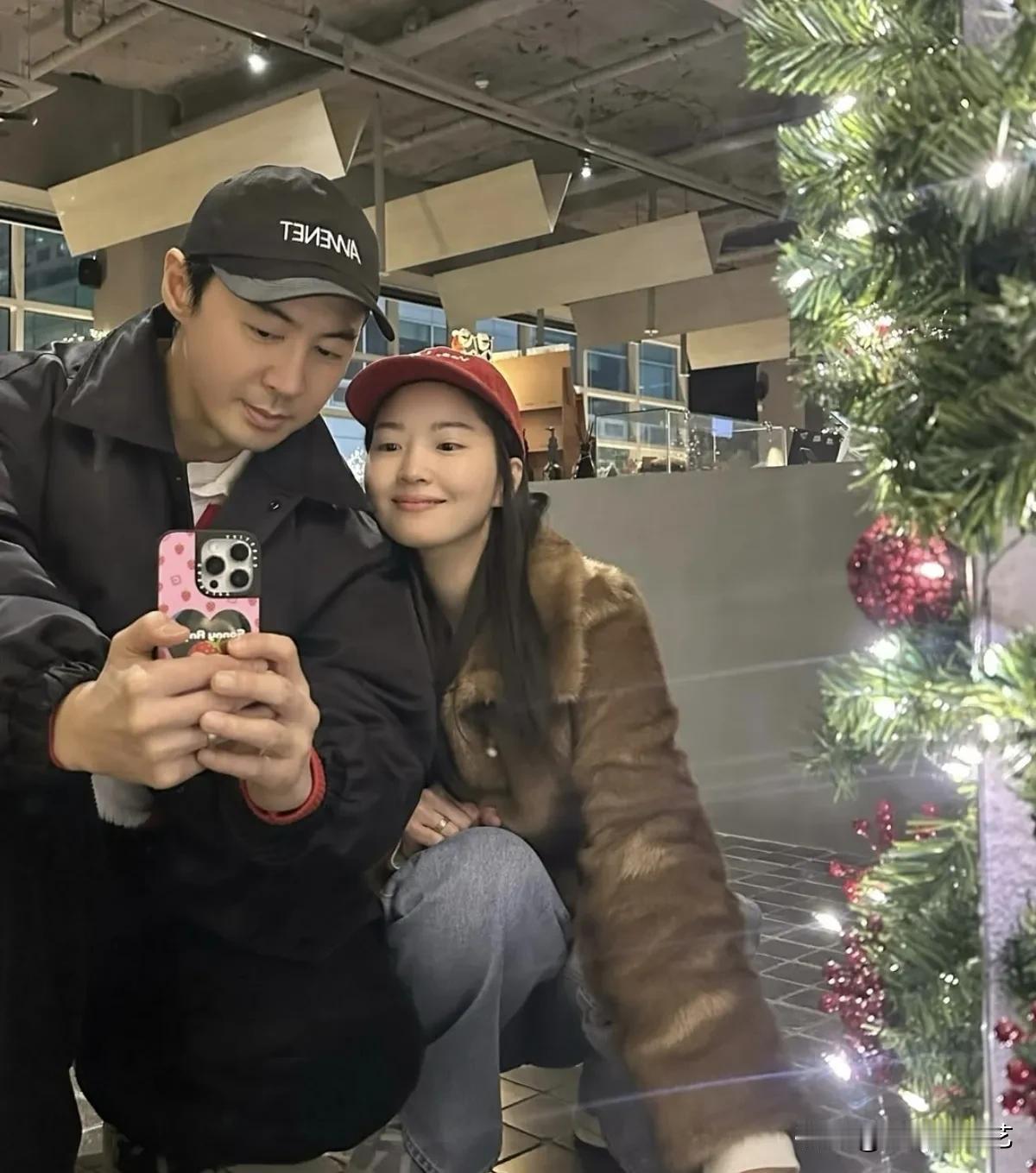 12月，JunJin的妻子刘亦书在自己的Instagram上写道"好不容易拜托你