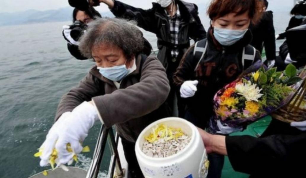 原本我以为海葬不用钱，只要随便在海岸或者海上，把骨灰撒出去就行，没想到，弄一次海