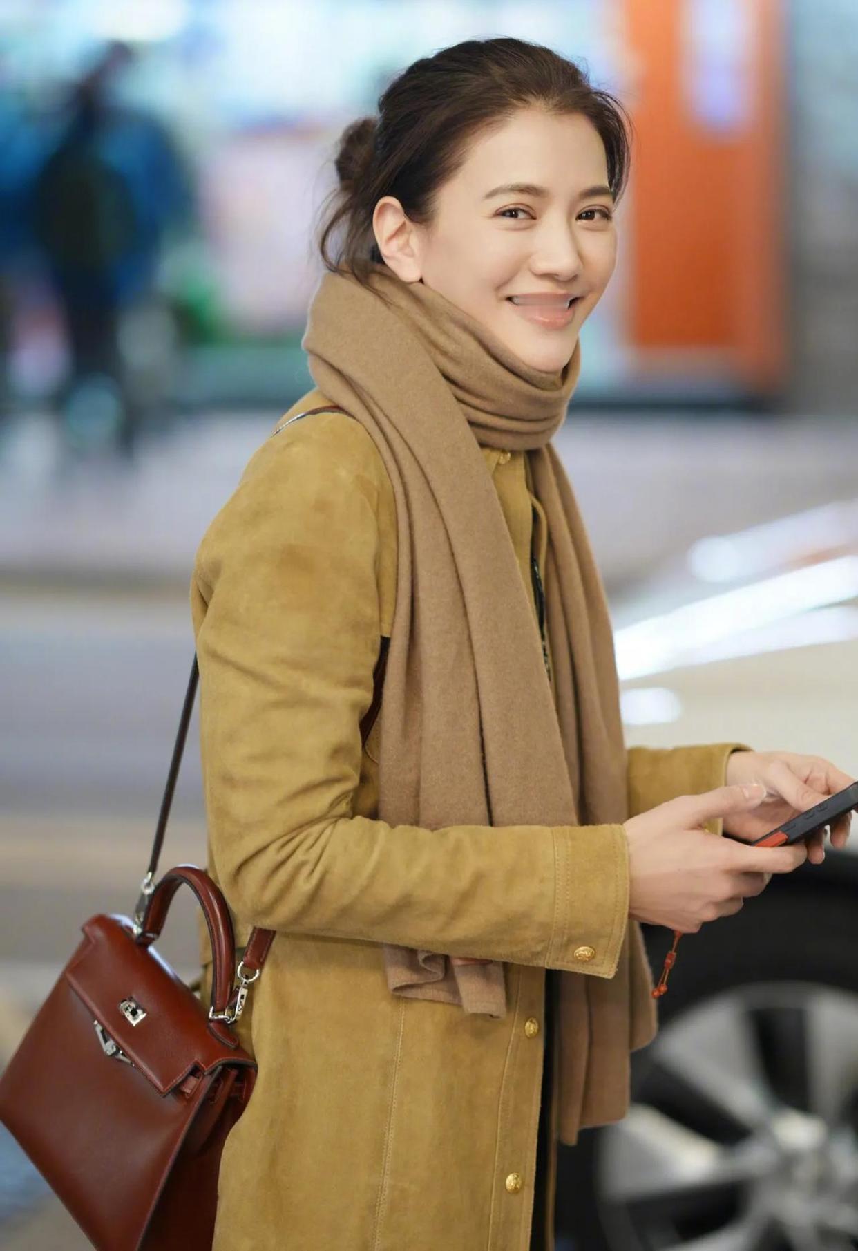 袁咏仪居然已经52岁了，这个状态说30岁也不过分吧，不愧是香港小姐冠军，从小美到