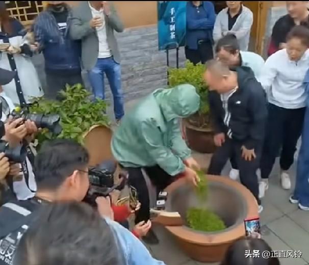 赛格商场严总生前视频曝光，面相
慈眉善目，待人温和，在街边体验炒茶，太痛心了
身