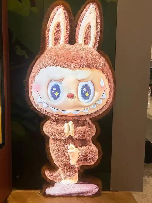 LABUBU黄牛价格近乎腰斩本质上就是资本做局，忽悠中产阶级的，没想到还有那么多