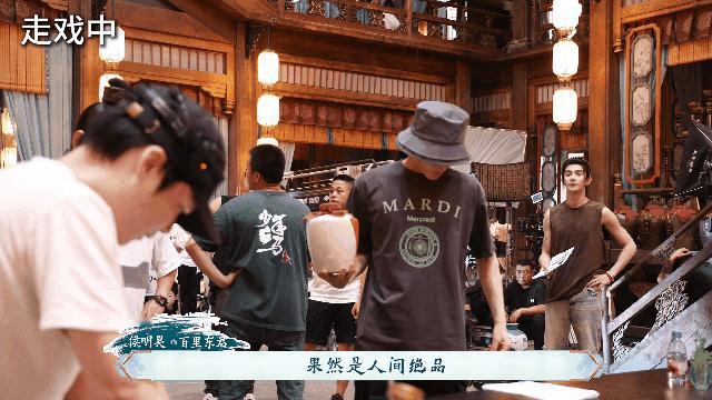#夏之光一秒破功#好好的接个酒，怎么就淋了自己一脸呢？夏之光你小子，怪自己长太高