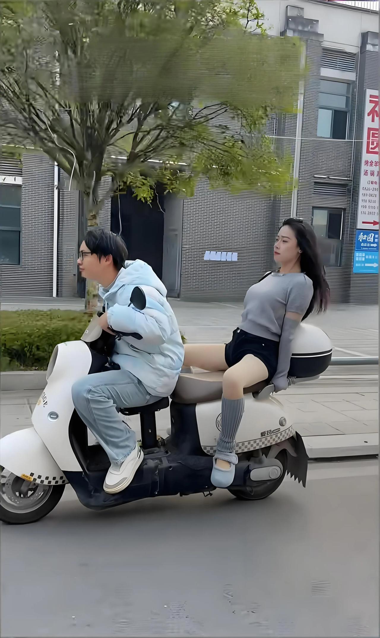 下班顺路送女同事回家，这才是男女之间的纯友谊。