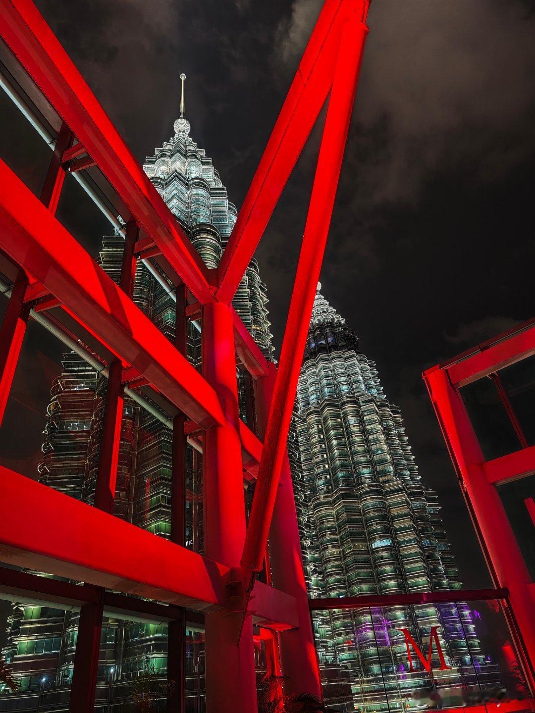 算是在KL待得最久的一次了…行程很满，情绪很满，甚至还差点喝倒了一晚…MY是个很