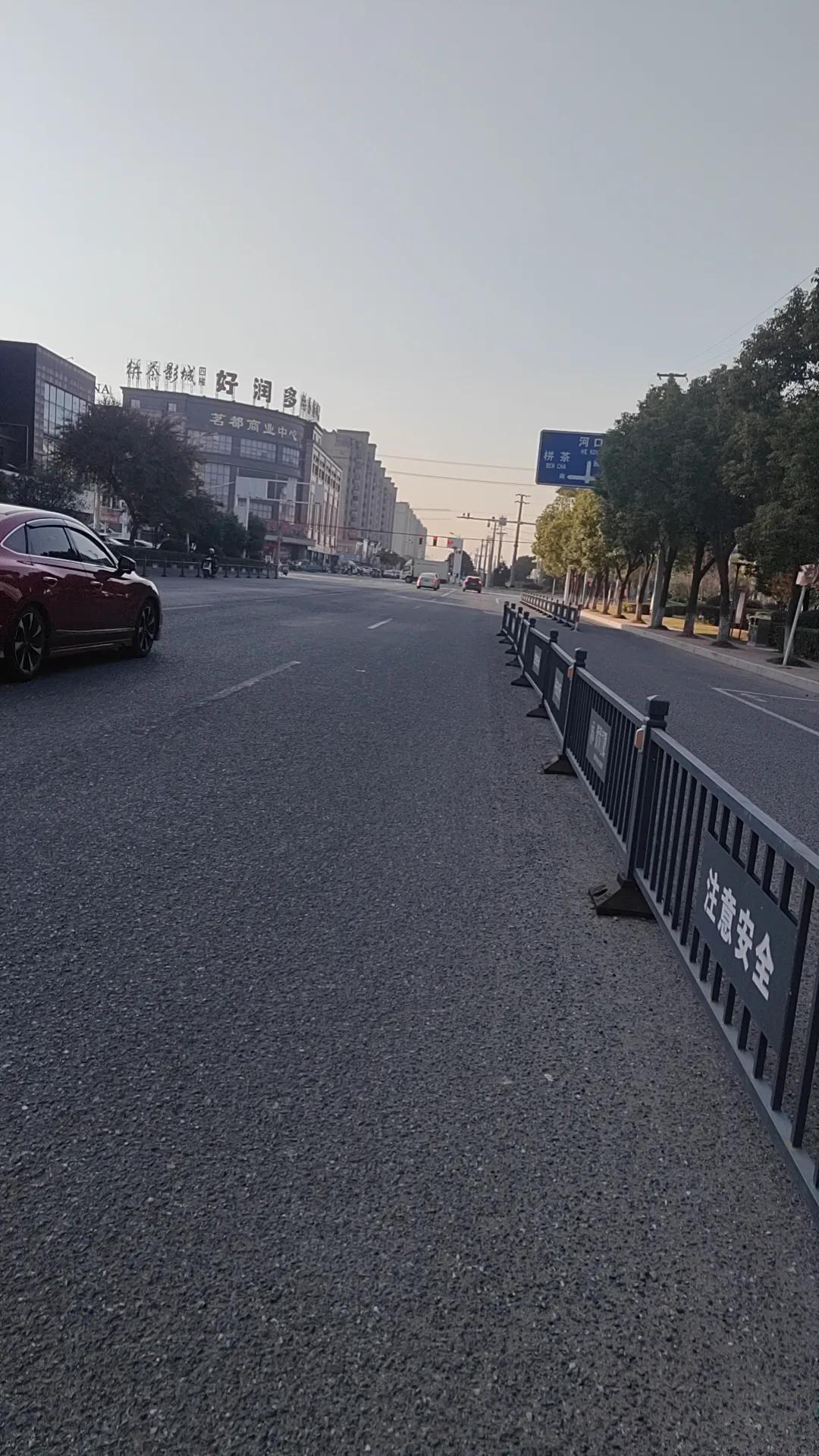 “今天我要去栟茶的好润多超市大采购啦！

阳光洒在身上，暖洋洋的，心情就像这天气