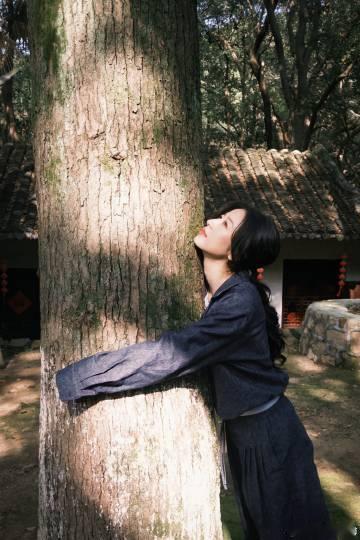 周雨彤抱着一颗大树，咱们姐姐真的是太有松弛感了呀，完全感受到了生活的氛围