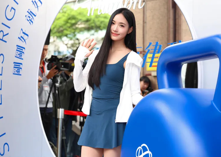 Lily回应小S拿金钟奖Lily说具俊晔每周都去S家吃饭 据台媒，Lily许韶恩