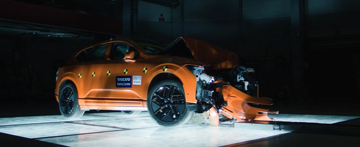 接上篇EX60两根纵梁之间的横向加强结构应该就是为正面柱碰工况做的优化性设计了。