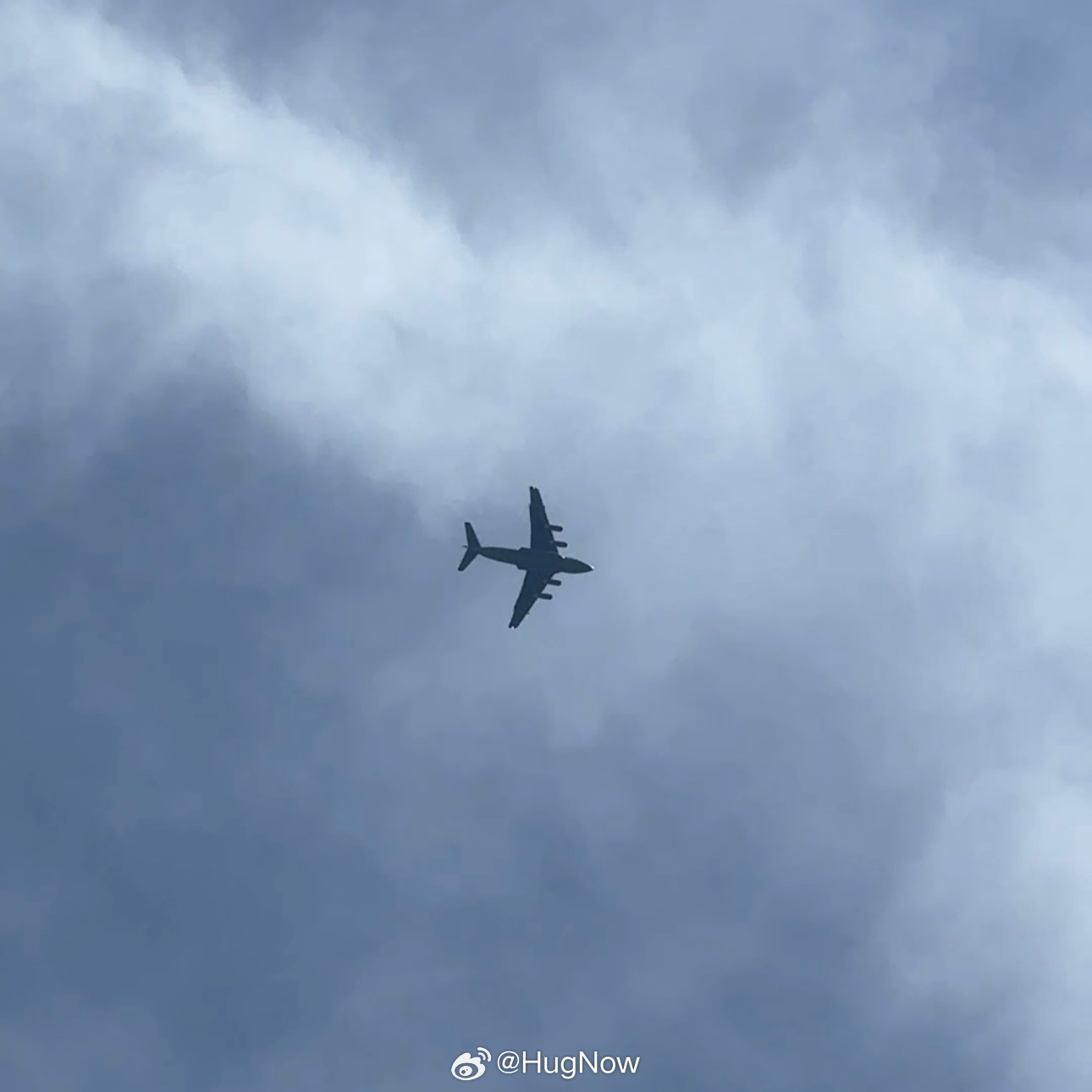 抬头看👀✈️飞机顺便拍了几张天空和树叶💤晚安啦 睡个好觉٩(๑´0`๑)۶